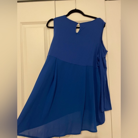Vince Camuto royal blue size L cold shoulder long sleeve shirt / flutter back - Picture 8 of 8